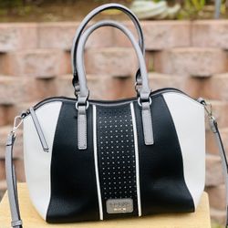 NEW NO TAGS GUESS BRAND PURSE BLACK , WHITE & GRAY COLOR IS THE PURSE 👈🏻