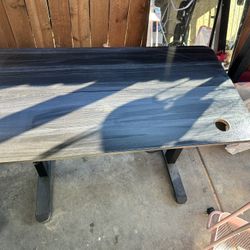 Electronic Desk Moves Up And Down 