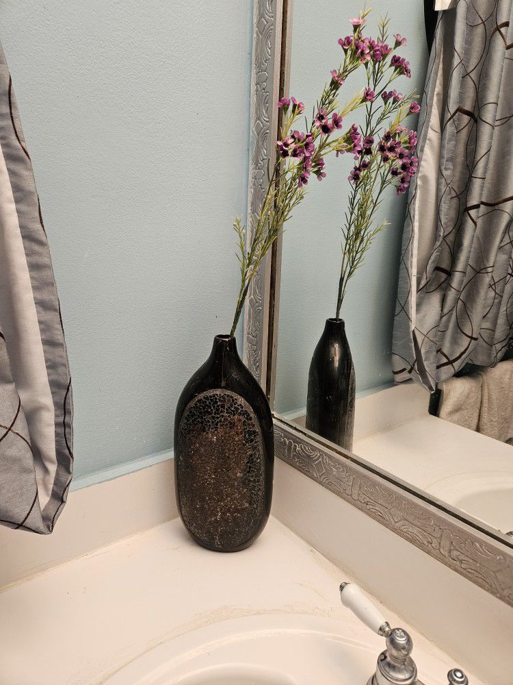 Elegant Glass  Vase With Flowers 
