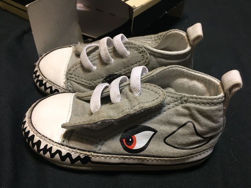 gray shark Velcro converse crib size 4 9-12 m for Sale in Downey, - OfferUp