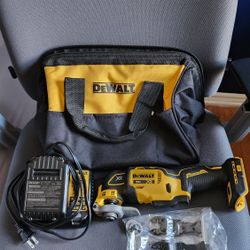 DEWALT XR 20-volt Max Cordless Brushless Oscillating Multi-Tool with Soft Case & Battery