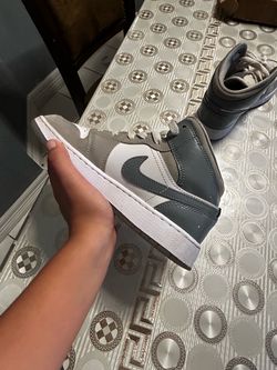 Air Jordan 1 mid SE white medium cool gray size 5 for big kids