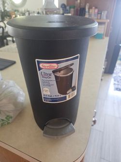 Small foot garbage can Great Condition