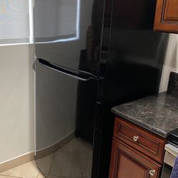 Full-size Kitchen Refrigerator (including Top Freezer)
