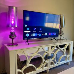 43” Samsung UHD 4K Smart TV + White TV Nightstand