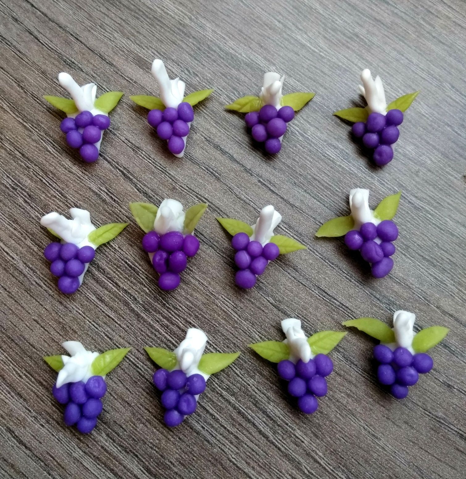 Uvas de migajon /decoración de primera comunión.