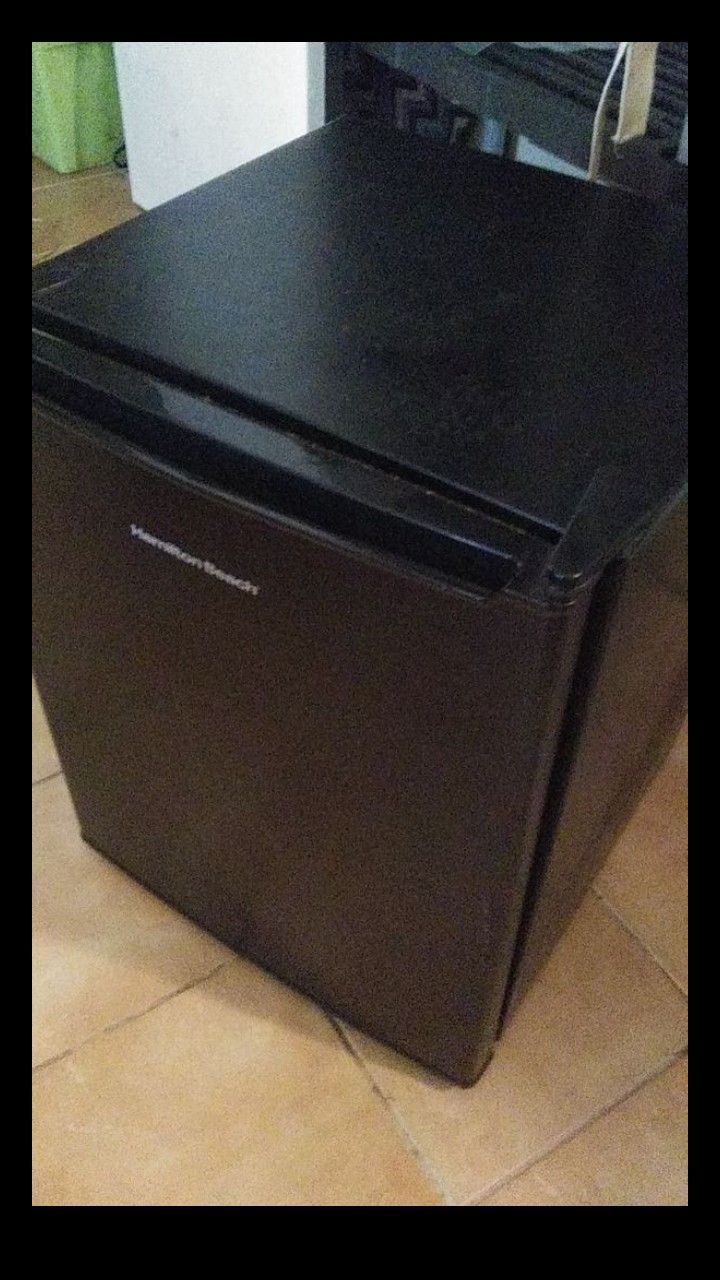 Hamilton Beach REFHB27AB Mini Fridge