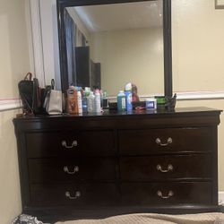 Dresser With Mirror 