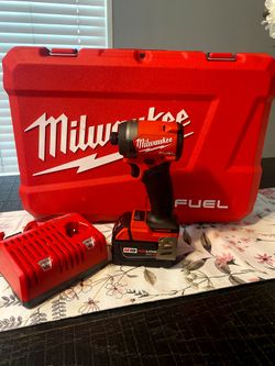 Milwaukee M18 FUEL 18 V Lithium ion Brushless Cordless 1/4" HEX Impact Driver With (1) 5.0 Ah Battery and Charger