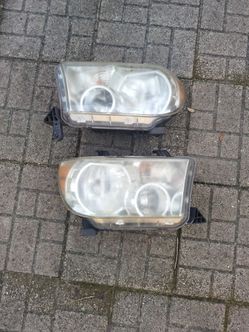 Toyota Tundra Headlights with bulbs