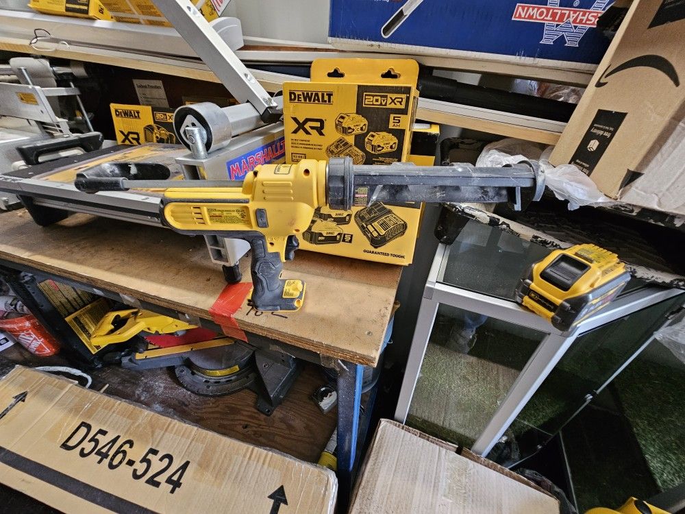 Dewalt Dce570 Caulking Gun 20 Volt