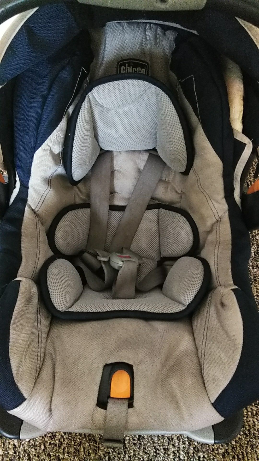 Chicco car seat with the bottom for the car