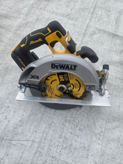 Shop DEWALT
20-Volt MAX 7-1/4 in. Cordless Circular Saw (Tool Only)
