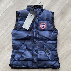  Woman Canada Goose Freestyle Puffer Vest