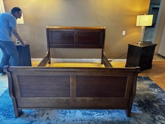 Queen bed frame (80$)