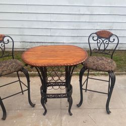 Standing Table With 2 Chairs 