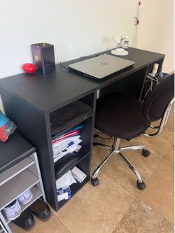 Mueble de oficina con silla en buen estado