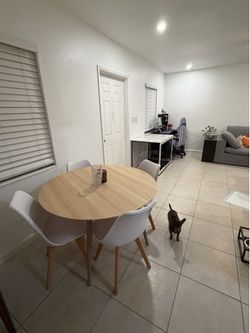 Round dining table