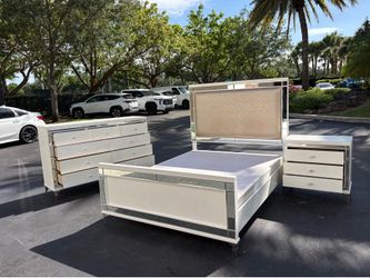 Beautiful Bedroom Set Queen Size Solid Wood White Color In Excellent Condition by MalaysiaFurniture