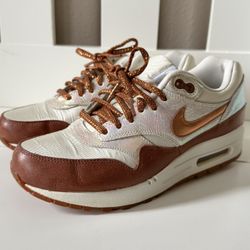 Nike Air Max women's size 6 worn only few times 