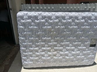 Q Mattress and boxspring/