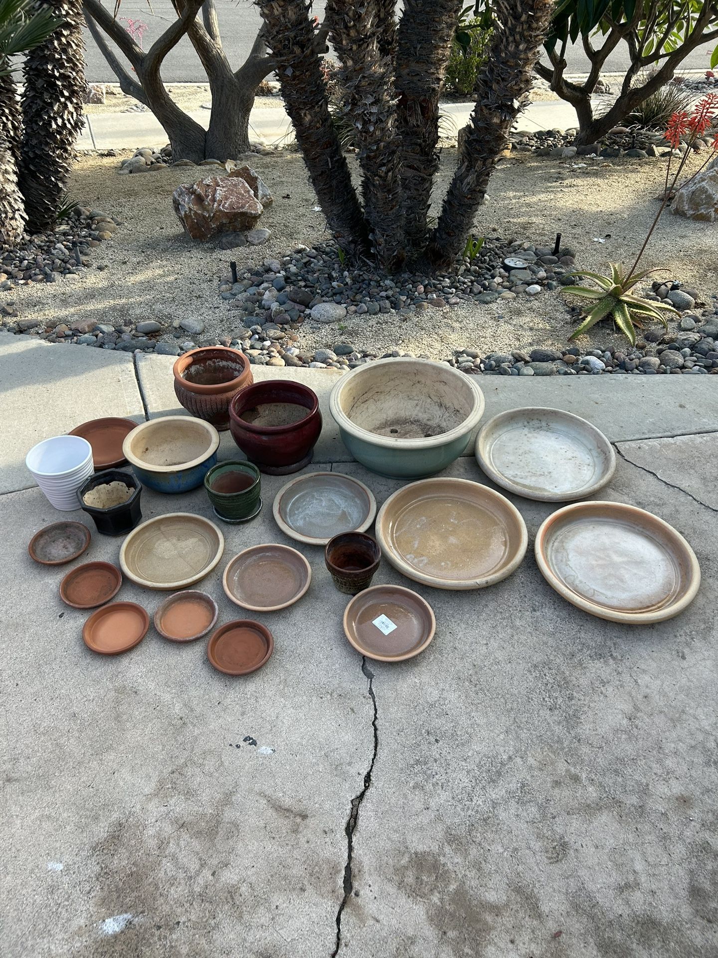 8 CERAMIC POTS AND 11 SAUCERS