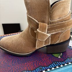 Brand new Women’s boot size 8