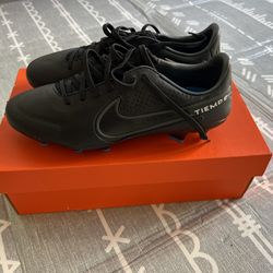 NEW Nike Women’s Soccer Cleats - Size 9.5