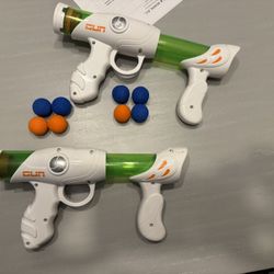 Toy Air Guns (2) w Foam Balls (10)