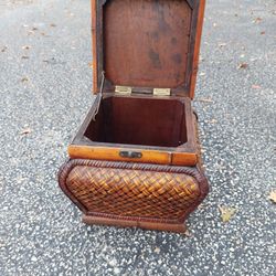 A NICE  ITEM  DECORATION FOR THE  HOUSE 