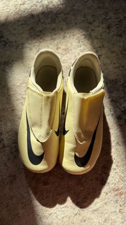 Soccer cleats