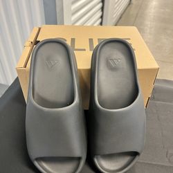 Yeezy Slide “Onyx” – Size 10 – New w/ Box