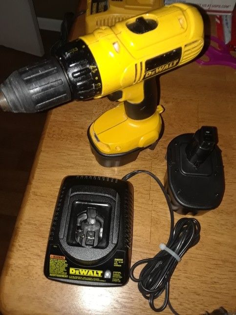 DeWalt 14.4 volt drill kit with two brand new batteries and brand new charger