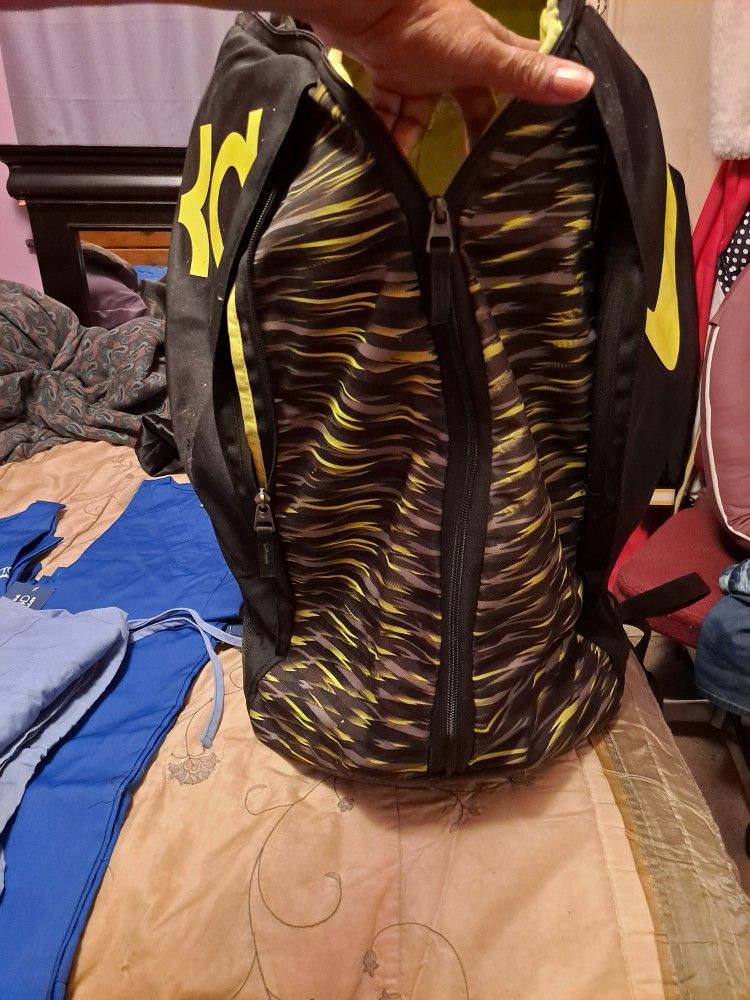 Nike KD Max Air Sport Bag with BUILT IN COOLER! Kevin Durant BBall Backpack