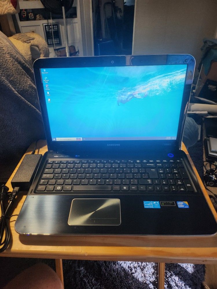 Samsung NP-SF510 15.6" LAPTOP Intel Core i5 M 480 4GB 500GB HDD  