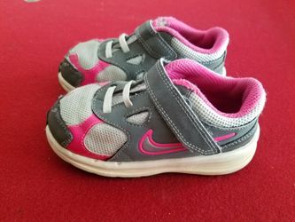 Girls sz 8c Nike sneakers