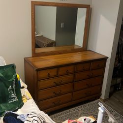 bedroom dresser w/ mirror (W19xL52xH34)  mirror (42x32)