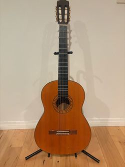 Takamine Vintage G126 Classical Guitar w case
