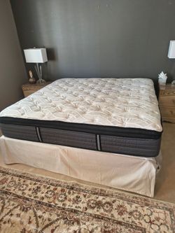 Sealy plush pillow top king size mattress (Can deliver)