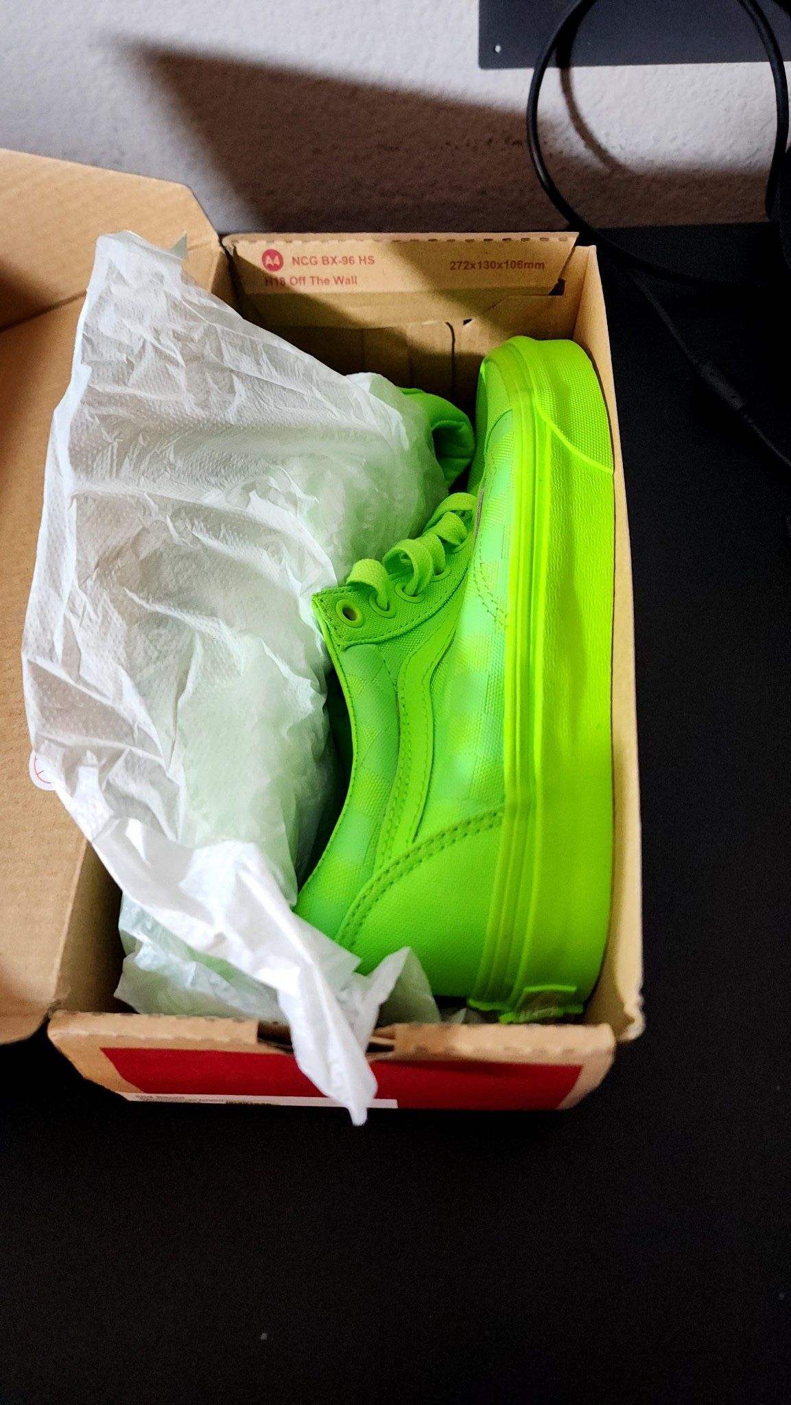 Van Off The Wall Sneakers Womens Size Neon Green Lace up Ankle 6