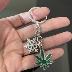 Brand New Winter Snowflake Leaf Charm Keychain 