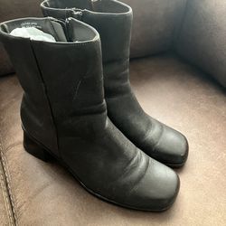 $20, Women’s boots size 7.5