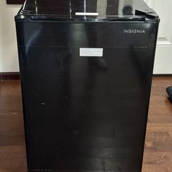 INSIGNIA Mini Fridge 2.5 Cu. Ft. 