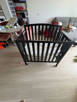 Baby Crib / Bassinet – Like New – $50