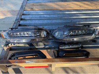 Headlights and fog light off of a Honda accord 2019