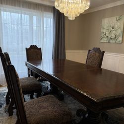 Dining Room Table W/6 Chairs. 