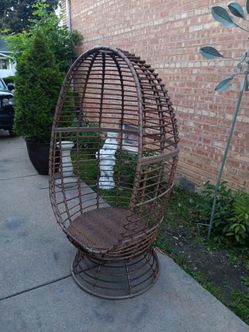 Wicker Rattan Egg Chair features  360 degree Rotating