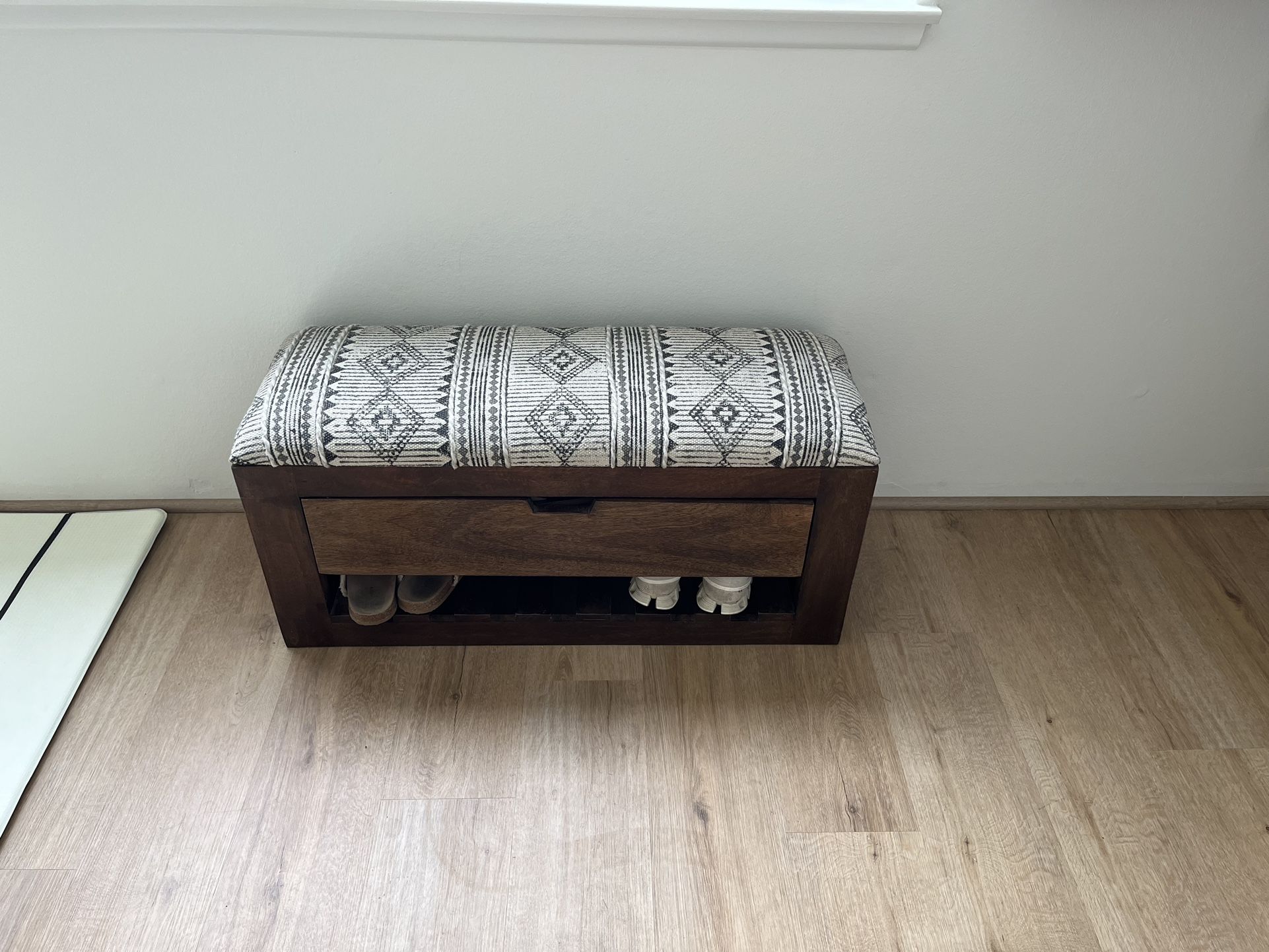 entry bench/storage bench for Sale in Carpinteria, CA OfferUp