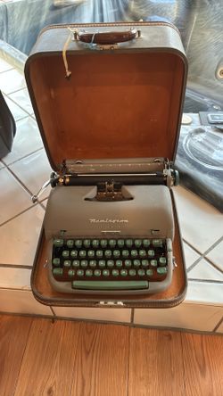1950s Remington little writer typewriter in a box 1950s Remington Little Riter typewriter in a box