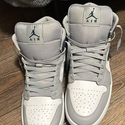 Jordan 1 mids 